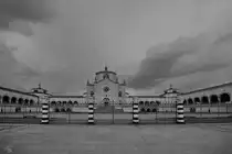 Das Eingangsgeb�ude des 1866 er�ffneten Zentralfriedhofes (Cimitero Monumentale) von Mailand. (Juni 2014)