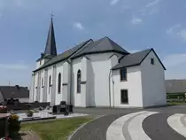 Goesdorf, Pfarrkirche St. Croix in der Op de Virstad Stra�e (19.06.2022)