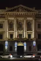 Das Hauptportal des Anfang des 20. Jahrhunderts im Stil der Neorenaissance errichteten Palazzo della Banca Commerciale Italiana. (Mailand, Juni 2014)