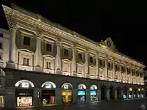 Ein Einkaufszentrum am im 19. Jahrhundert entstandenen Domplatz (Piazza del Duomo) von Mailand. (Juni 2014)