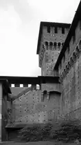 Das massive Gem�uer des mittelalterlichen Castello Sforzesco. (Mailand, Juni 2014)