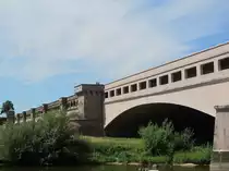 Die 1915 er�ffnete alte Trogbr�cke bei Minden. Der Mittellandkanal �berquert die Weser. Durchfahrt am 03.08.2022