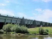 Die 1998 er�ffnete neue Trogbr�cke bei Minden. Der Mittellandkanal �berquert die Weser. Durchfahrt am 03.08.2022