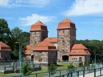 Historisches oberes Schleusentor der 1914 er�ffneten Schachtschleuse bei Minden, von der gefluteten Kammer der benachbarten Weserschleuse aus gesehen. Passage am 03.08.2022