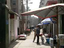 Enge Gasse in Xi'an. Hier findet man viele L�den, es ist sehr gem�tlich. April 2006
