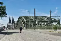 Aufgang zur Hohenzollernbr�cke und der K�lner Dom auf der Westseite - 12.07.2022