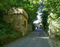 Schlo� Ortenberg, die steile Anfahrt und der Eingangsbereich des Schlo�es, Aug.2022