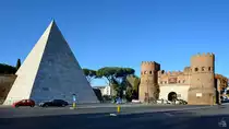 Das Porta San Paolo ist ein Stadttor der Aurelianischen Mauer in Rom. Davor zu sehen die Cestius-Pyramide (Piramide di Caio Cestio), dem Grabmal des r�mischen Pr�tors und Volkstribuns Gaius Cestius Epulo († vor 12 v. Chr.). (Dezember 2015)