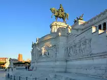 Wachwechsel am Grabmal des unbekannten Soldaten, so gesehen Mitte Dezember 2015 am Viktor-Emanuelsdenkmal (Monumento Nazionale a Vittorio Emanuele II) in Rom.