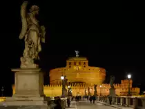 Die 134 nach Christus fertiggestellte Engelsbr�cke f�hrt direkt auf die Engelsburg zu. Der Engel mit Peitsche ist einer von zehn im Barockstil gestalteten prachtvollen Engel, die die Br�cke schm�cken. (Rom, Dezember 2015)