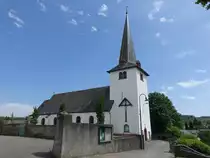Boevange, Pfarrkirche Saint-Martin in der Stra�e Om Bungert (21.06.2022)