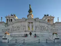 Das von 1885 bis 1913 erbaute Viktor-Emanuelsdenkmal (Monumento Nazionale a Vittorio Emanuele II) ist ein klassizistischer Marmortempel zu Ehren von Italiens erstem K�nig. (Rom, Dezember 2015)