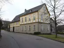Hahnst�tten, Rathaus in der Kirchgasse, ehemalige Schule und Lehrerwohnhaus, erbaut im 18. Jahrhundert (20.03.2022)