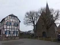 Mensfelden, Fachwerkhaus und evangelische Kirche in der Kirchstra�e (20.03.2022)