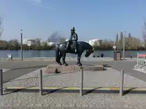 R�sselsheim, Skulptur Leinreiter am Landungsplatz (20.03.2022)