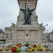 Niedergelegte Blumenkr�nze am 1886 eingeweihten Denkmal des Restaurationskriegs (Monumento aos Restauradores), so gesehen Anfang Dezember 2016 in Lissabon.