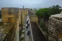 Erkundung (bei Regen) der Festungsanlage Castelo de S�o Jorge in Lissabon. (Dezember 2016)