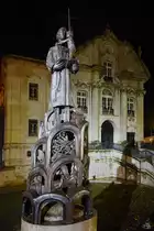 Diese Statue des Heiligen Antonius (Est�tua de Santo Ant�nio) steht in Lissabon. (Dezember 2016)