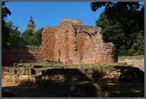 Der am besten erhaltene Teil der Unterburg auf der Reichsburg Kyffhausen ist die ehemalige Kapelle. Im Hintergrund ist das Kyffh�userdenkmal zu sehen. (Kyffh�user, 28.08.2022)