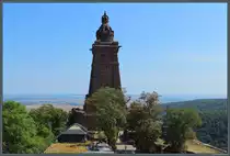 Das Kyffh�userdenkmal wurde 1892 bis 1896 zu Ehren Kaiser Wilhelms I. auf dem Areal der Reichsburg Kyffhausen als Nationaldenkmal errichtet. Als Aussichtspunkt bietet es einen weiten Blick �ber Kyffh�usergebirge, Goldene Aue und S�dharz. (28.08.2022)