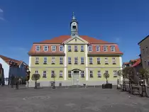 Ohrdruf, Rathausgeb�ude am Marktplatz, erbaut im 19. Jahrhundert (16.04.2022)
