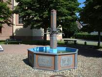G�ndlingen bei Breisach/Rhein,
Dorfbrunnen vor der Kirche,
Juli 2008