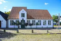 Das Brahms-Haus in Heide. Der ber�hmte Komponist, Pianist und Dirigent Johannes Brahms (1833-1897) besuchte hier seine Familie, die lange im Besitz des Hauses war. Das heutige Museum der Brahms-Gesellschaft erinnert mit vielen Exponaten, Dokumenten und filmischen Darstellungen an wichtige Stationen seines Lebens und Wirkens. 
Aufnahme: 22. September 2022.