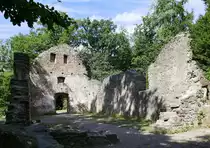 Denzlingen, die Kirchenruine auf dem Mauracher Berg, Blick in das Geb�udeinnere, Juli 2022