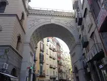 Neapel, Bogen �ber der Stra�e Via Chiara im Stadtteil San Ferdinando (22.09.2022)