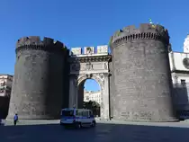 Neapel, Porta Capuana an der Piazza San Francesco di Paola, erbaut 1484 von K�nig Ferrante von Aragon (23.09.2022)