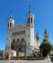 Die viert�rmige Basilika Notre-Dame de Fourvi�re, daneben der Turm der alten Kapelle mit der goldenen Marienstatue. Notre-Dame de Fourvi�re ist eine r�misch-katholische Votiv- und Wallfahrtskirche auf dem Fourvi�re-H�gel in Lyon. Sie wurde ab 1872 erbaut und 1896 geweiht. Im Jahr darauf wurde sie in den Rang einer Basilica minor erhoben. Seit 1998 z�hlt sie zusammen mit anderen historischen St�tten in Lyon zum UNESCO-Weltkulturerbe 20.09.2022 (Jeanny) 