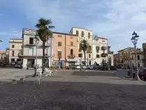 Mosciano Sant Angelo, H�user an der Piazza Aurelio Saliceti (16.09.2022)