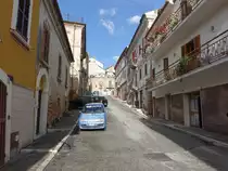 Mosciano Sant Angelo, H�user in der Via Giovanni de Benedictis (16.09.2022)