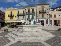 Vasto, Brunnen und H�user in der Via Mascagni (16.09.2022)