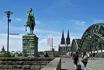 K�ln - Reiterstandbild Kaiser Wilhelm I auf der Hohenzollernbr�cke (Deutzer Seite), im Hintergrund der Dom - 12.07.2022