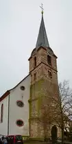 Der im 12. Jahrhundert aus kleinteiligen Bruchsteinmauerwerk errichtete Kirchturm geh�rt zur Mitte des 19. Jahrhundert erbauten katholischen Kirche St. Remigius. (Diedesfeld, Dezember 2014)