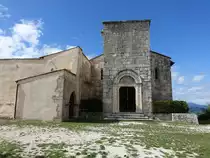 Alba Fucens, Pfarrkirche San Pietro, erbaut von 1099 bis 1118 (19.09.2022)