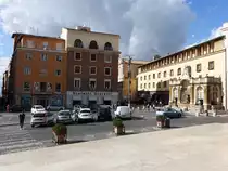 Frascati, H�user und Brunnen an der Piazza San Pietro (19.09.2022)