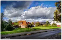 Schneverdingen in der L�neburger Heide. Parallel zur Stra�e finden wir den h�bschen S�dpark. Ein wunderbares Licht Mitte Oktober 2022. 