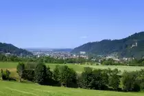 Blick von den Siensbacher H�hen auf Waldkirch und auf den �bergang des Elztales in die Rheinebene, rechts hoch �ber der Stadt die Ruine der Kastelburg, Juli 2022