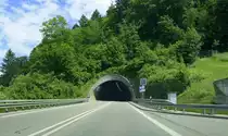 Waldkirch, das Westportal des Hugenwaldtunnels, die 1135m lange Umgehung der B294 entlastet die Stadt t�glich von �ber 20.000 Fahrzeugen und wurde von 1980-85 erbaut, Juli 2022