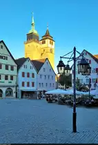 Marktplatz in Markgr�ningen: Nur noch die T�rme der Evangelischen Bartholom�uskirche werden von der Abendsonne angestrahlt.

🕓 3.8.2022 | 20:07 Uhr