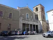 Teano, Dom San Clemente an der Piazza del Duomo, erbaut ab 1116, im 17. Jahrhundert erneuert nach Pl�nen von A. Vaccaro (21.09.2022)