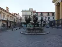 Acerra, Brunnen und H�user an der Piazza del Duomo (24.09.2022)