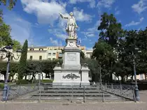 Caserta, Denkmal f�r Luigi Vanvitelli an der Piazza Vanvitelli (24.09.2022)