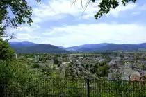 Denzlingen, Blick vom Aussichtspunkt auf dem Mauracher Berg Richtung Osten �ber die Stadt zum Schwarzwald, Juli 2022