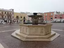 Manfredonia, Brunnen an der Piazza Papa Giovanni XXIII. (26.09.2022)