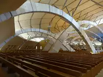 San Giovanni Rotondo, Innenraum der modernen Wallfahrtskirche San Pio da Pietrelcina, erbaut bis 2004 (26.09.2022)