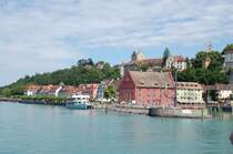 Meersburg mit der bekannten Hafeneinfahrt. Das rote Haus war in dem Film:  Die Fischerin vom Bodensee  einer der Hauptdrehorte. Meersburg am 05.07.08