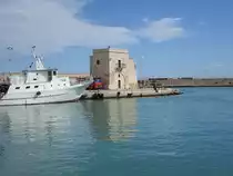 Trani, Leuchtturm an der Hafeneinfahrt (27.09.2022)
